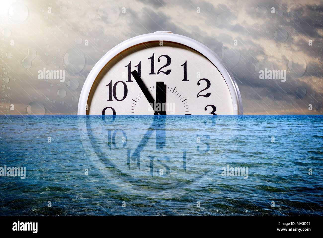 Uhr im Wasser, fünf vor zwölf, symbolischen Bild des Klimawandels Stockfoto