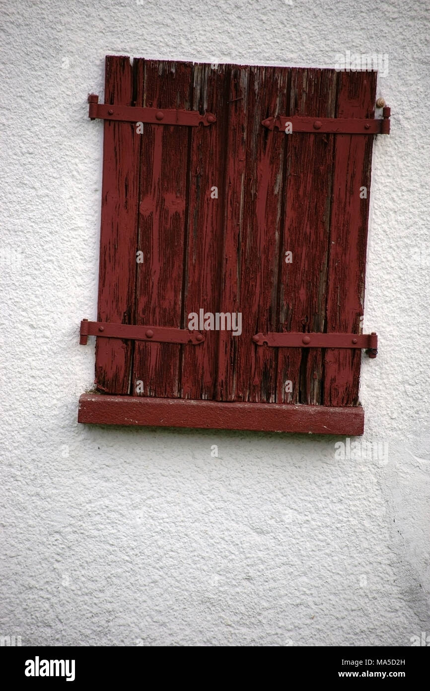 Geschlossen alte Fensterläden auf eine nostalgische Fenster Stockfoto