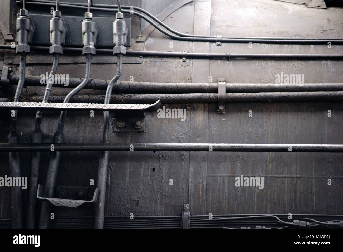 Hydraulikschläuche, Dampf-, Wasserleitungen auf dem Kessel von einer alten Dampflok, Stockfoto