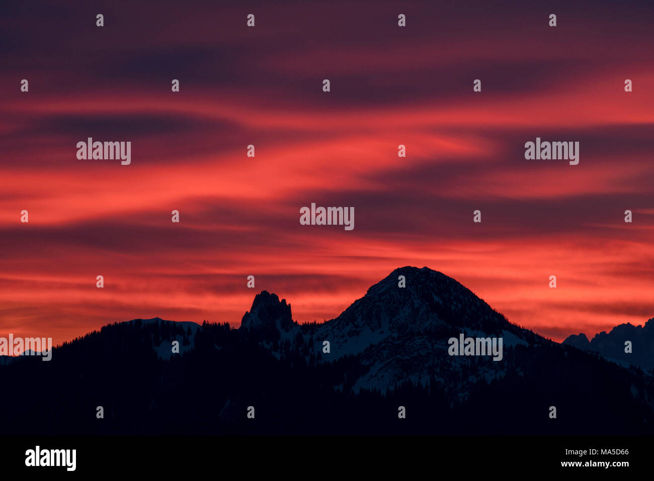 Blankenstein und Risserkogel (Berge) bei Sonnenaufgang, Bayerische Alpen, Bayern, Deutschland. Stockfoto