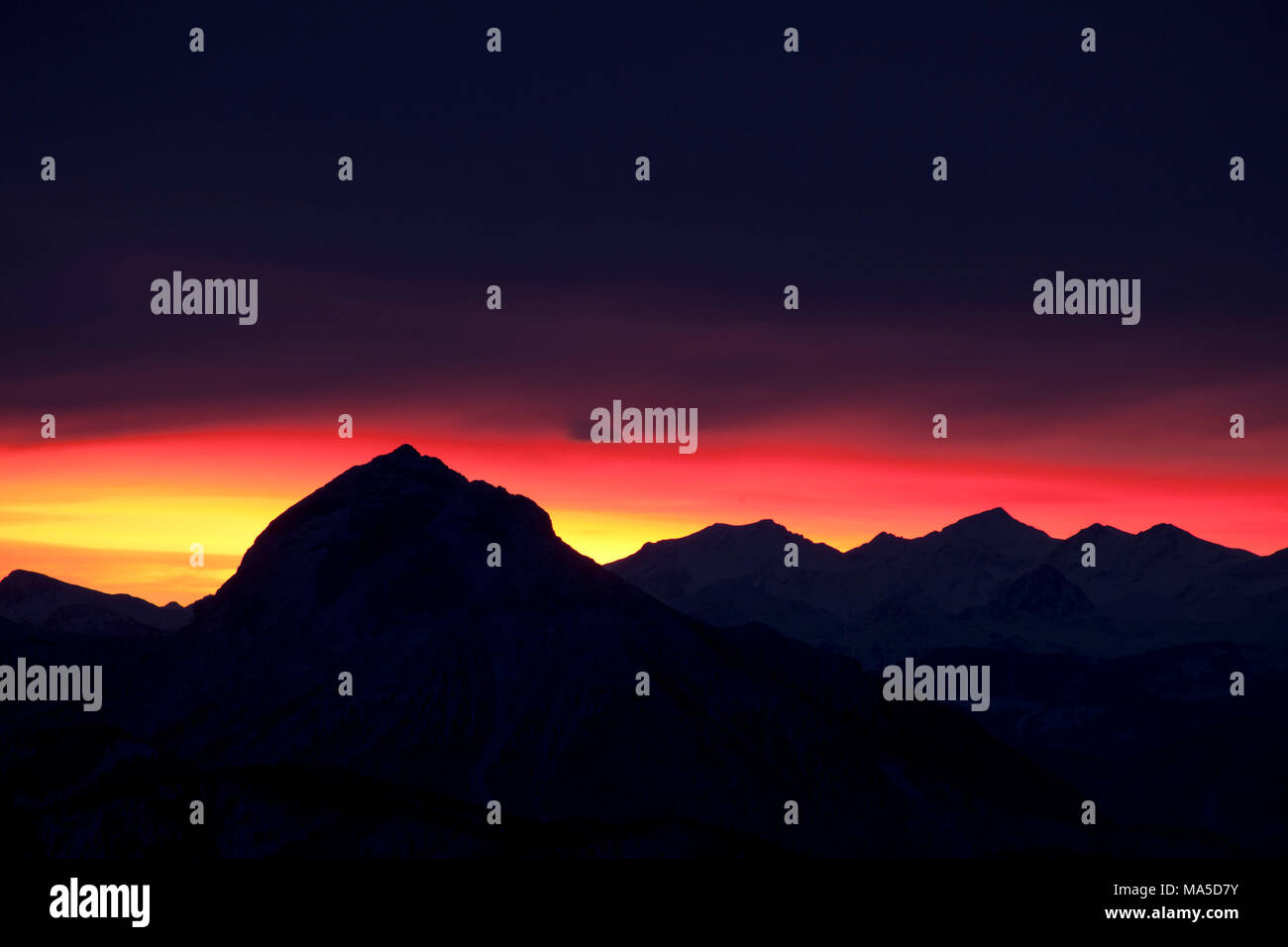 Blick von der Benediktenwand (Berg) auf den Guffert bei Sonnenaufgang, Tegernseer Berge und Rofan, Bayerische Alpen, Bayern, Deutschland Stockfoto