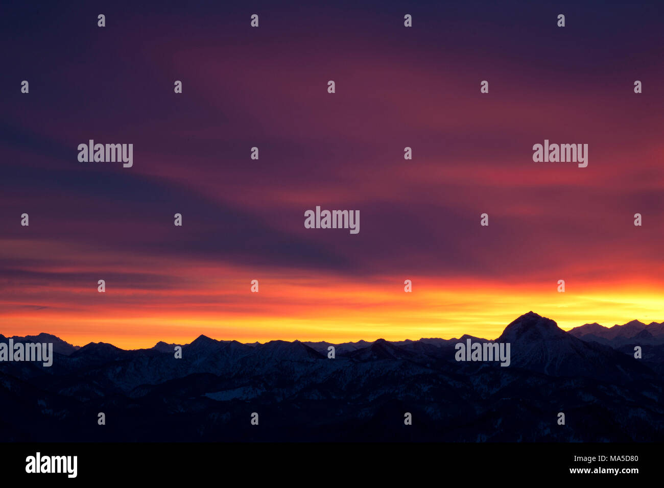 Blick von der Benediktenwand (Berg) auf den Guffert bei Sonnenaufgang, Tegernseer Berge und Rofan, Bayerische Alpen, Bayern, Deutschland Stockfoto