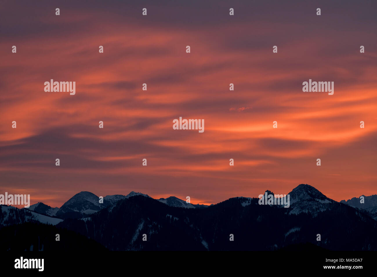 Risserkogel und Tegernseer Berge bei Sonnenaufgang, Bayerische Alpen, Bayern, Deutschland. Stockfoto