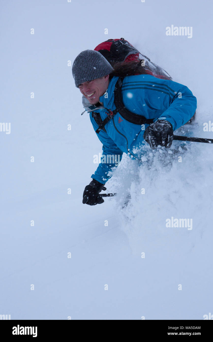 Skifahrer beim tiefen Schnee Skifahren, Ski Tour Rotwand, Mangfallgebirge, Bayerische Alpen, Bayern, Deutschland Stockfoto