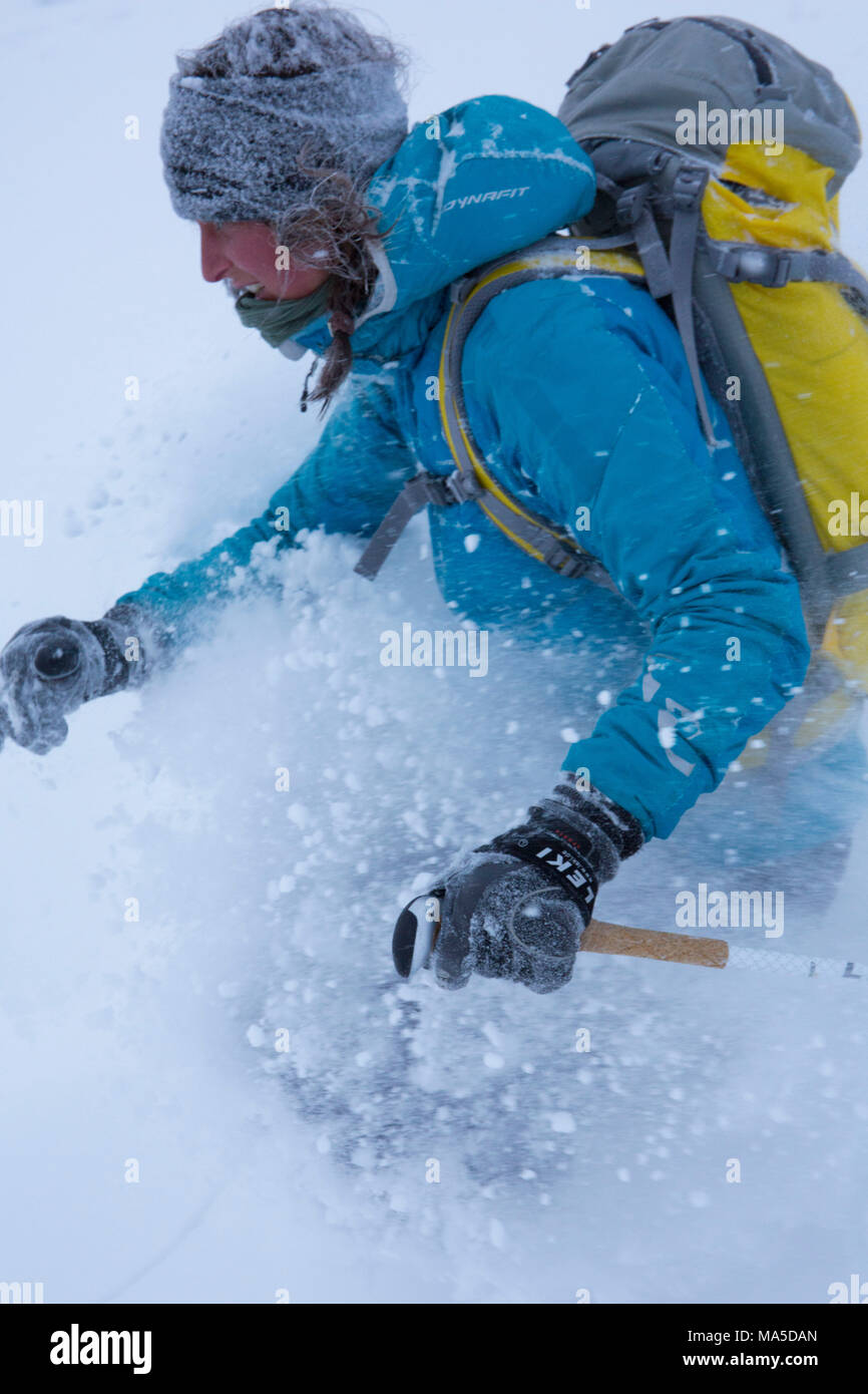 Skifahrer beim tiefen Schnee Skifahren, Ski Tour Rotwand, Mangfallgebirge, Bayerische Alpen, Bayern, Deutschland Stockfoto