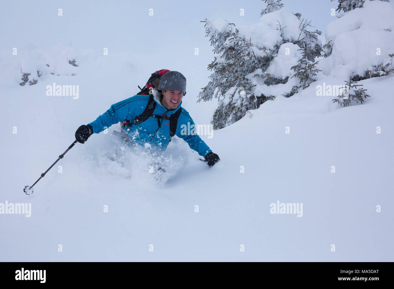Skifahrer beim tiefen Schnee Skifahren, Ski Tour Rotwand, Mangfallgebirge, Bayerische Alpen, Bayern, Deutschland Stockfoto