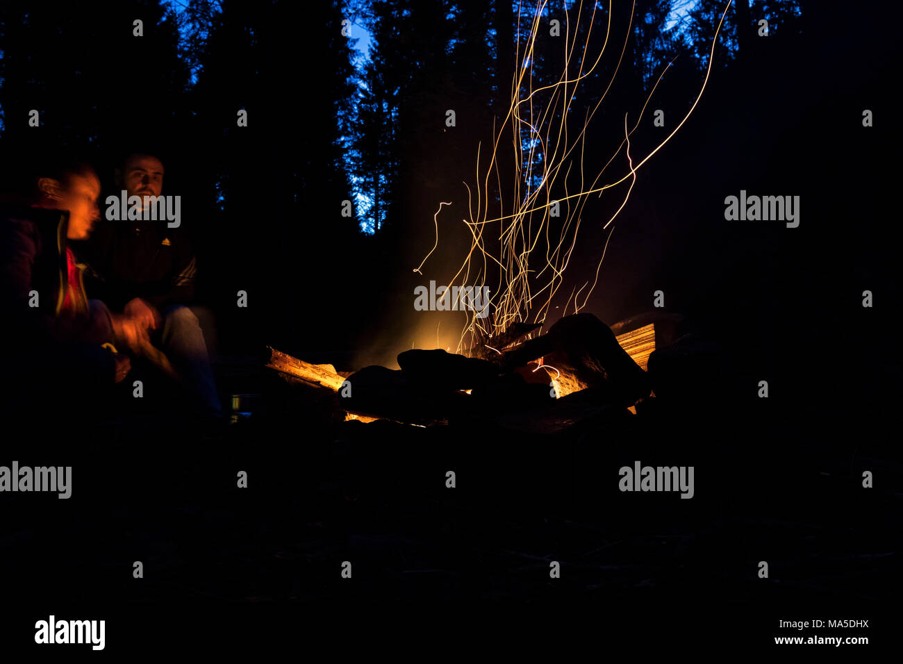 Menschen Am Lagerfeuer Stockfotos und bilder Kaufen Alamy