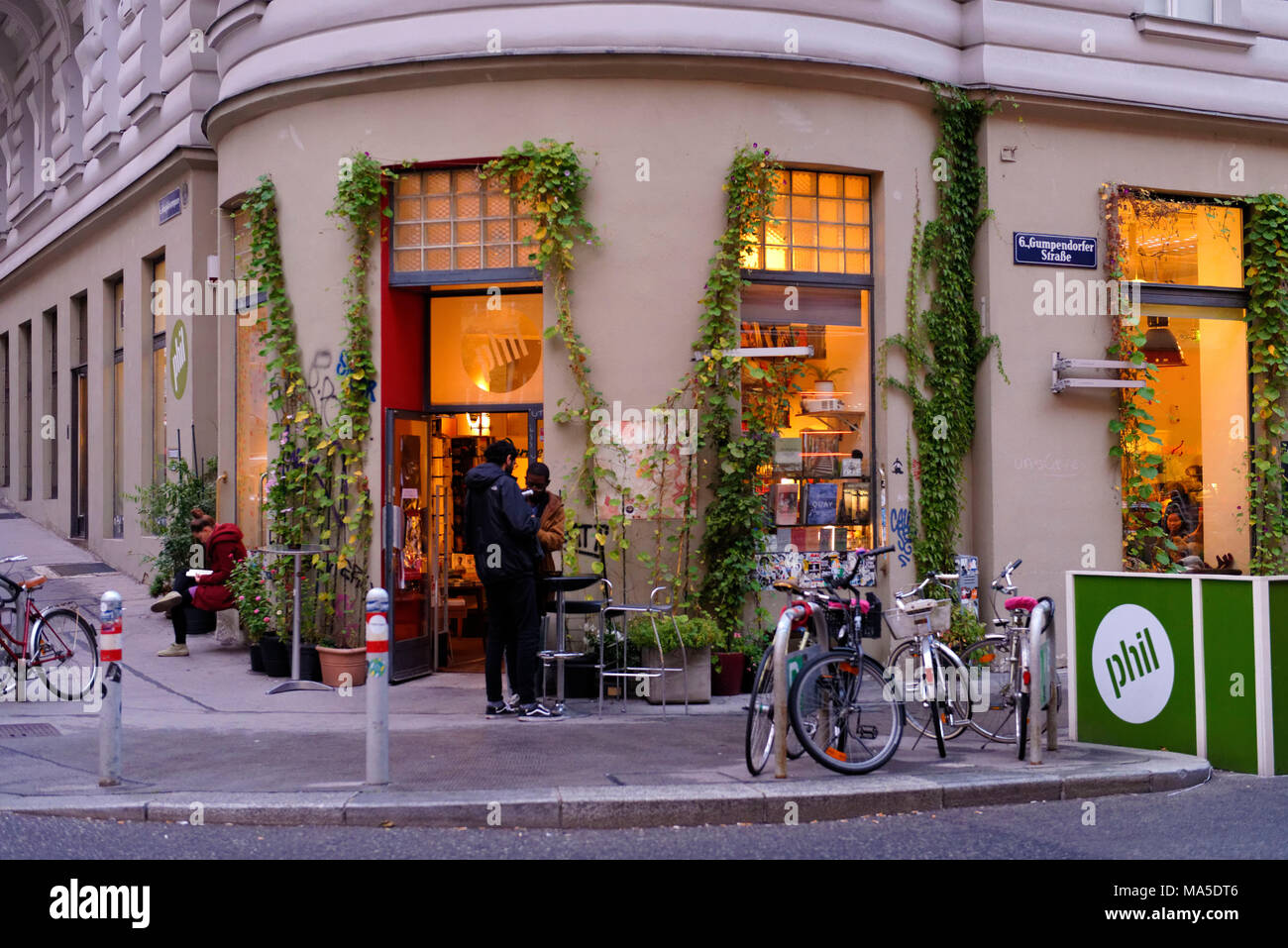 Café und Buchhandlung "Phil" im angesagten Stadtteil Gumpendorfer Straße,  in der Nähe der Naschmarkt, im Abendlicht, Wien, Österreich Stockfotografie  - Alamy