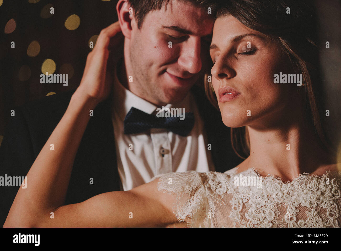 Brautpaar in Liebe, stehend, Hug, Portrait, detail, Stockfoto