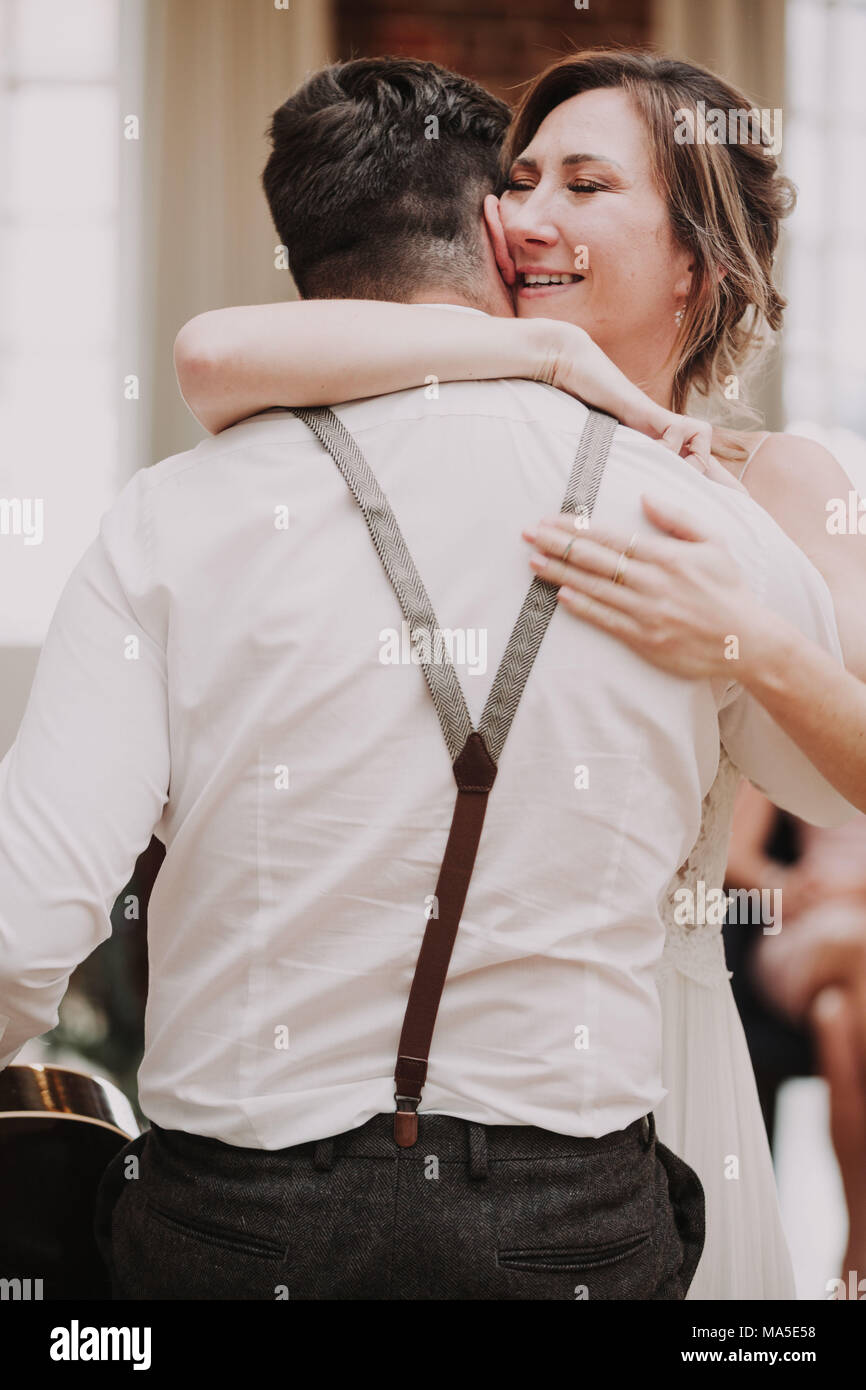 Glückliche Braut ein Mann umarmt, herzlichen Glückwunsch! Stockfoto