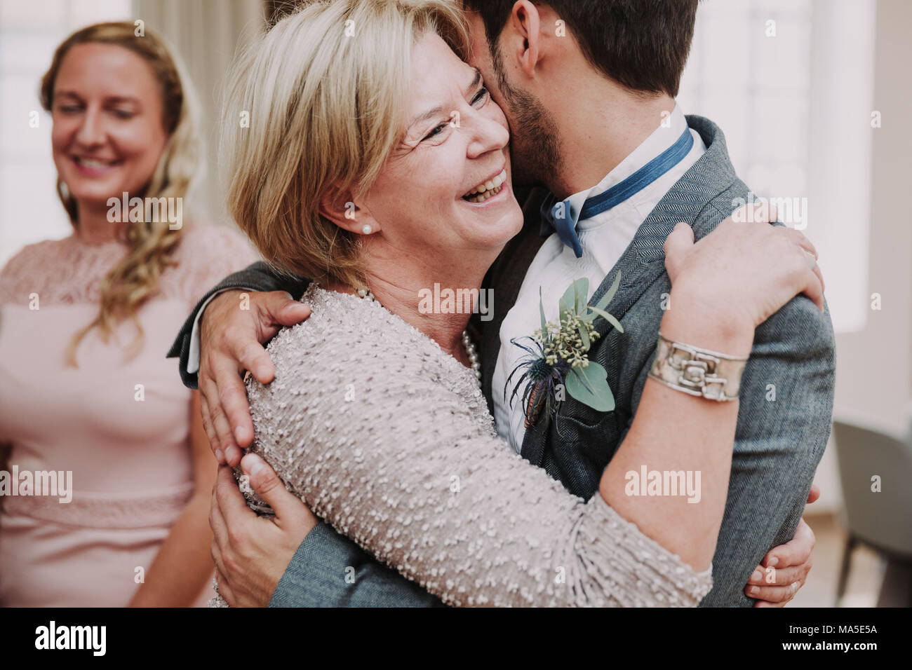 Hochzeit, Bräutigam und ältere Frau, umarmen, Lächeln, Stockfoto