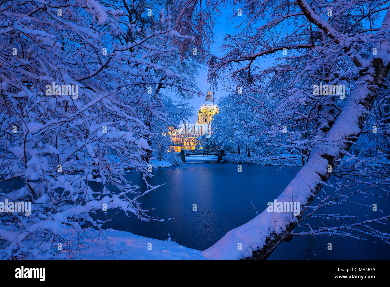 Winterlandschaft vor der City Hall Hannover, Deutschland Stockfoto