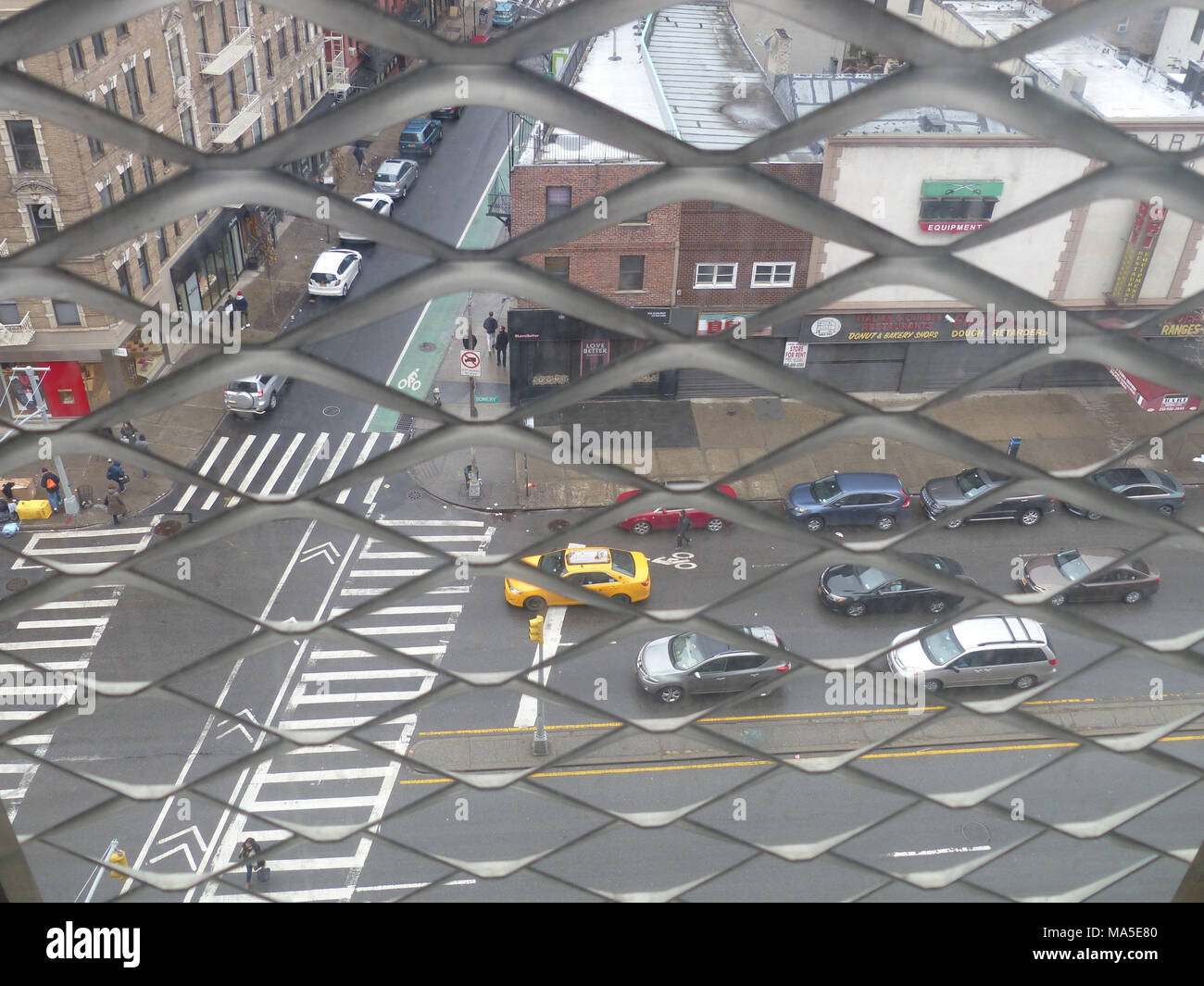 New York City Yellow Cab durch Fenster Tore des Neuen Museums angesehen Stockfoto