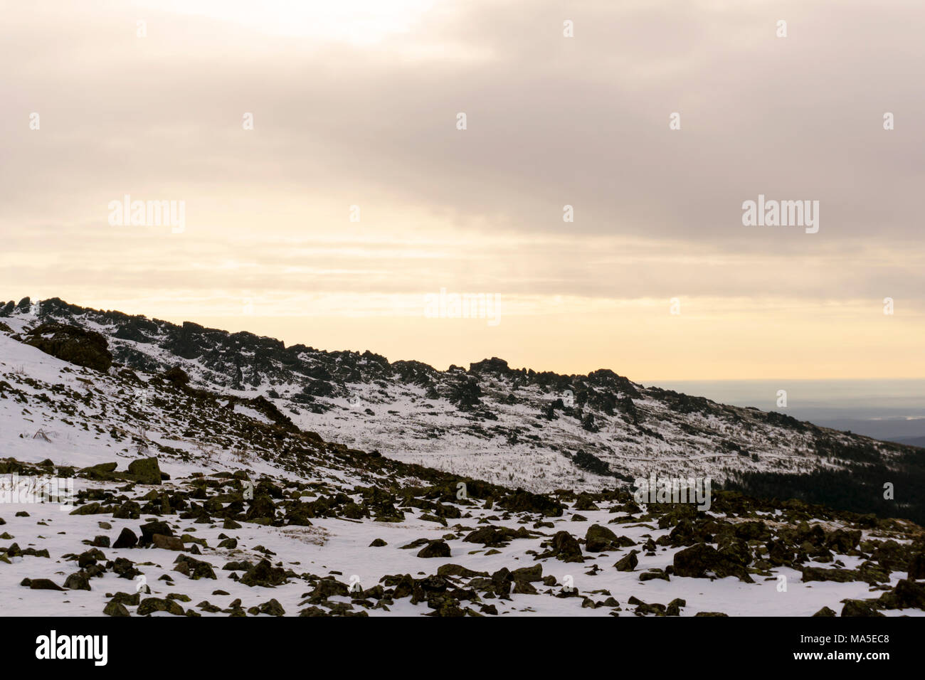 Alpine Landschaft des Ural Bereich im Norden des Gebiets Swerdlowsk Region im Winter bei Sonnenuntergang Stockfoto