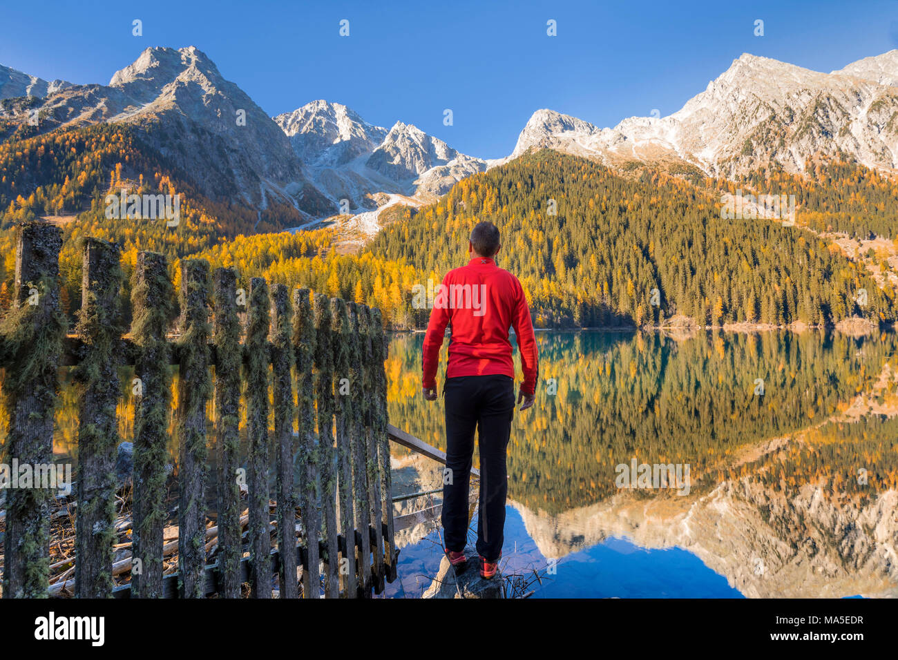 Man bewundert die Berge am Antholzer See im Antholzer Tal, Südtirol, Bozen, Italien Stockfoto