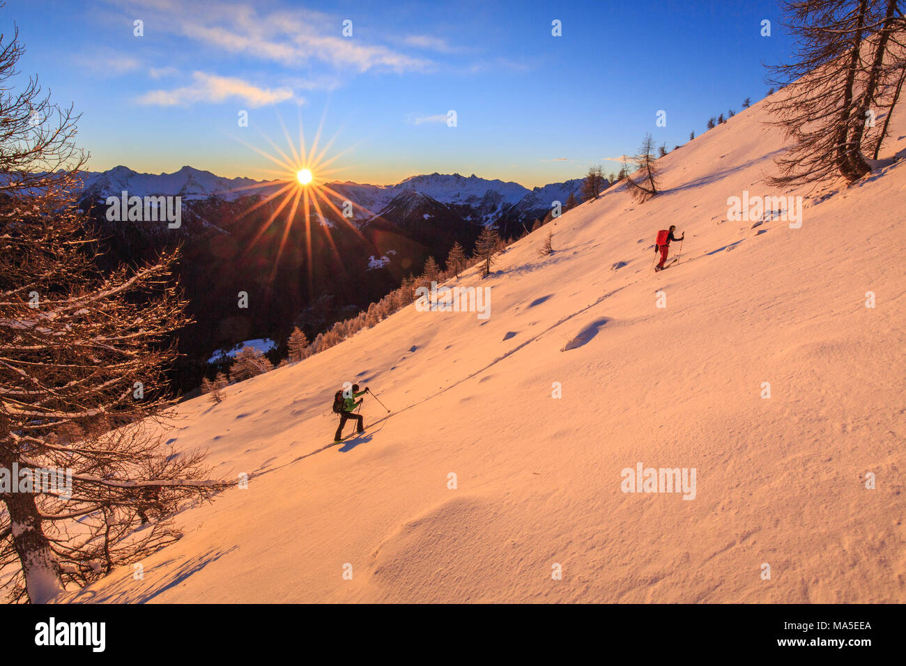 Skitourengeher am steilen Hang in Richtung Cima Rosetta, Gerola Valley, Provinz Sondrio, Valtellina, Lombardei, Italien Stockfoto