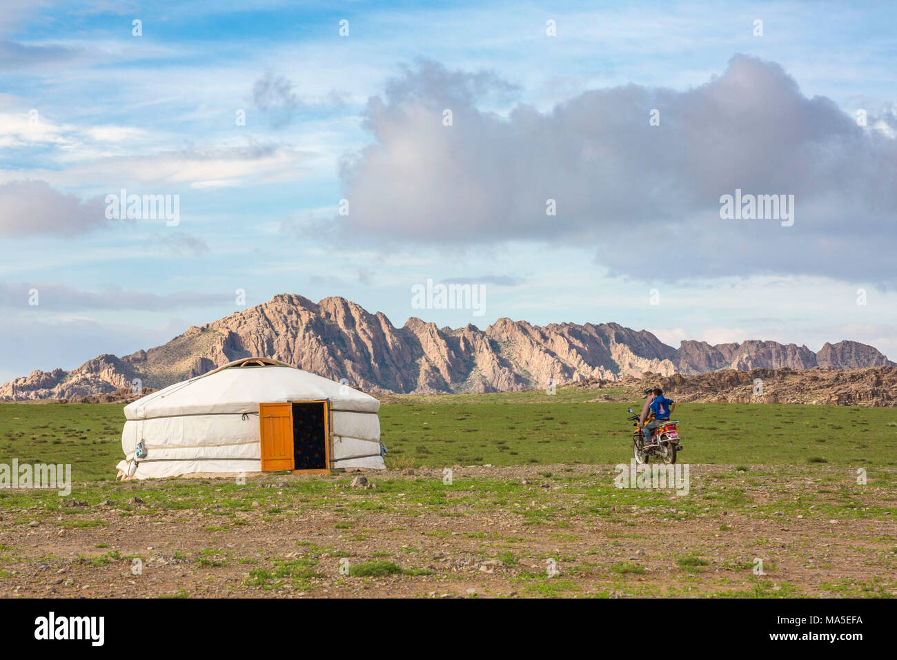 Nomaden auf einem Motorrad und mongolischen Ger. Mitte der Provinz Gobi, Mongolei. Stockfoto