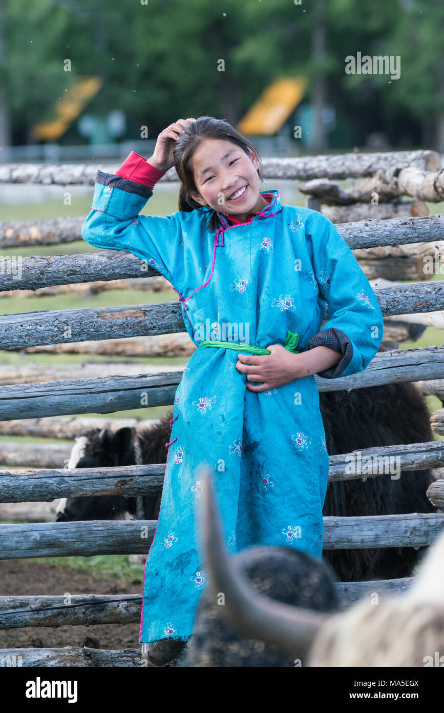 Mongolische nomadische Hirten Mädchen in ihrer traditionellen Kleidung. Provinz Hovsgol, Mongolei. Stockfoto