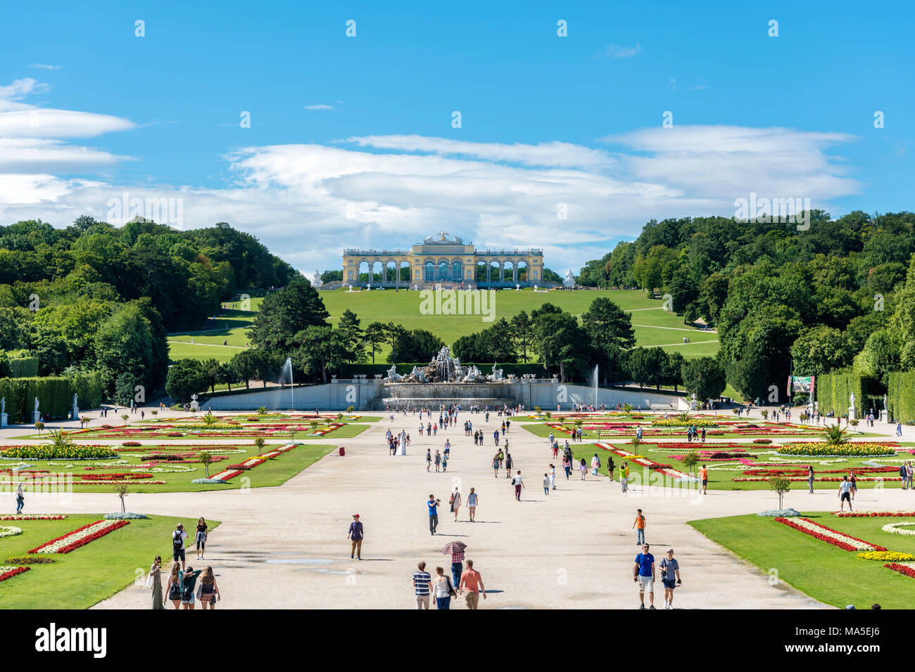 Wien, Österreich, Europa. Der Neptunbrunnen und Gloriette in der Gartenanlage von Schloss Schönbrunn. Stockfoto