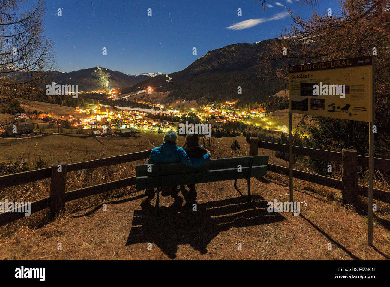 Italien, Trentino Alto Adige, Sudtyrol, Provinz Bozen, Badia Dorf in Badia Tal bei Nacht Stockfoto