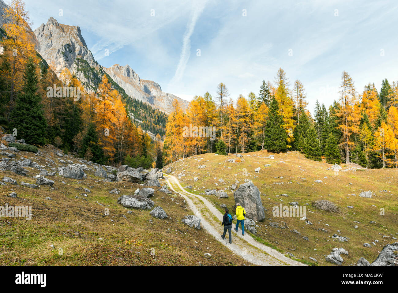 Touristen bei einem Trekking in den Brenta Dolomiten Europa, Italien, Trentino Alto Adige, Trento, Ville d'Anaunia, nicht Tal Stockfoto