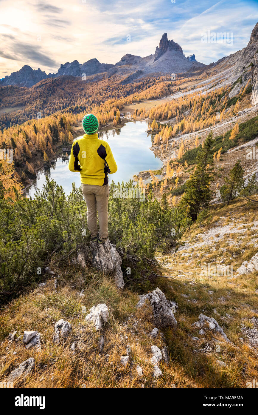 Wanderer geniessen Sie den Herbst Farben bei Federa See, Cortina d Ampezzo, Belluno, Dolomiten, Venetien, Italien Stockfoto