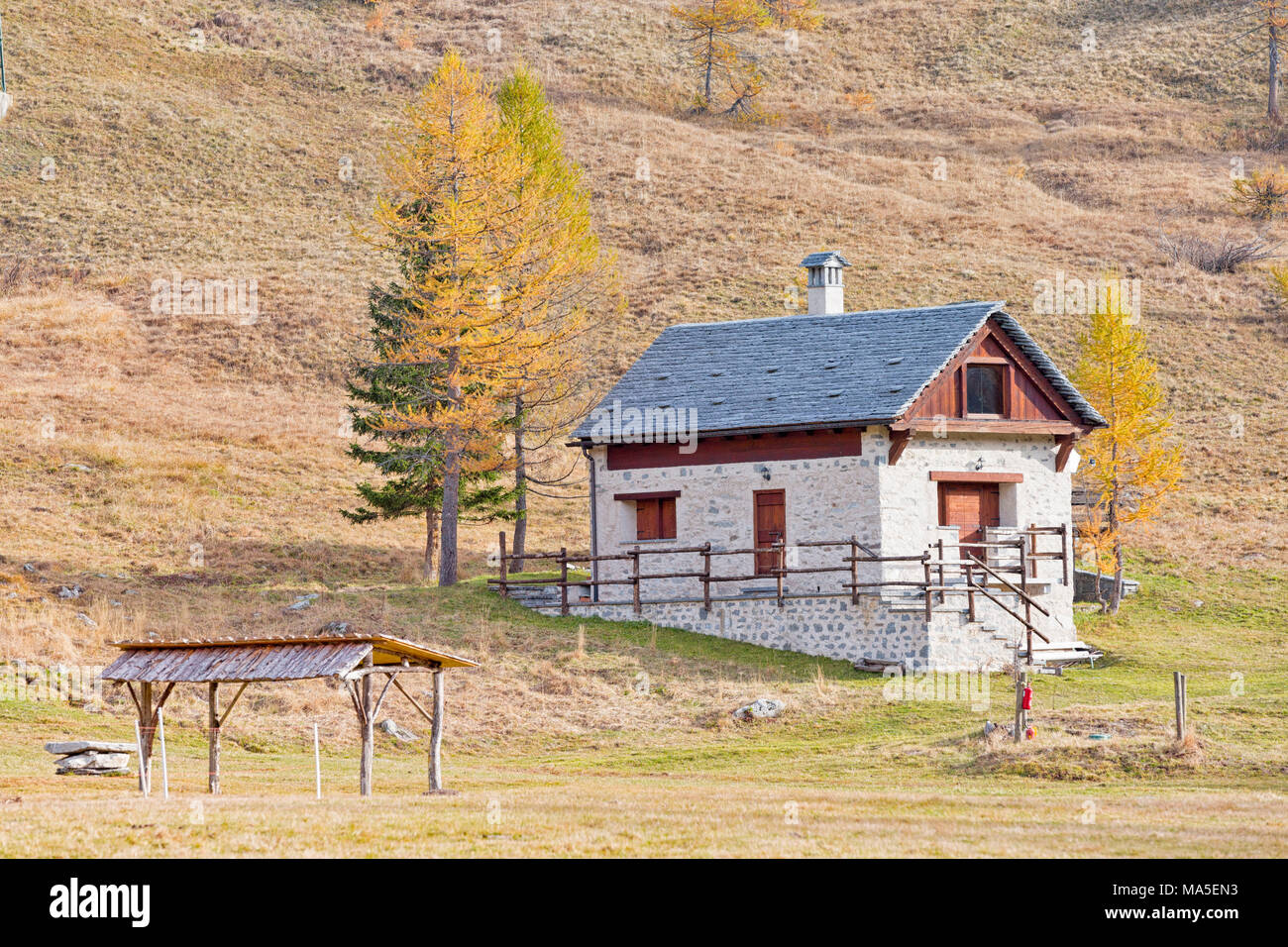 Typische Mountain House in Alpe Devero, Alpe Veglia und Alpe Devero Naturpark, Baceno, Provinz Verbano Cusio Ossola, Piemont, Italien Stockfoto