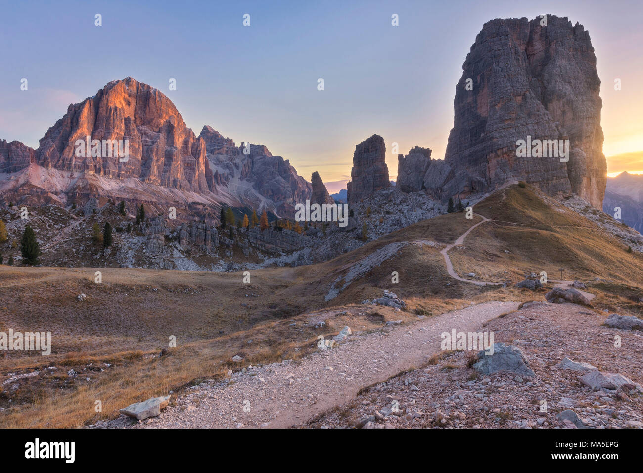 Die Cinque Torri (Fünf Türme) bei Sonnenaufgang, Dolomiten, Belluno, Venetien, Italien Stockfoto