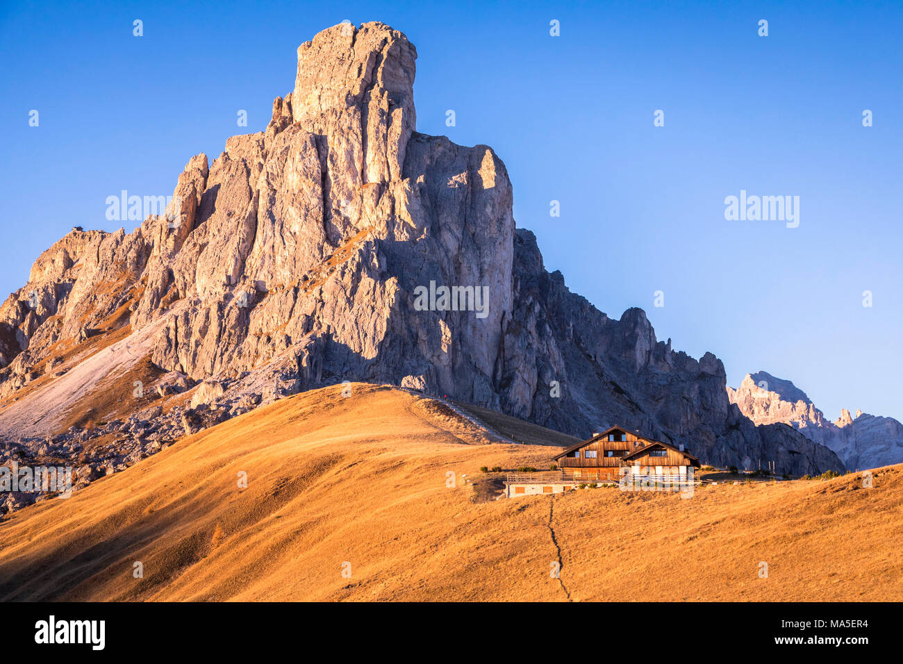 Einsame Hütte am Fuß von La Gusela der Averau, Dolomiten, Giau, Colle Santa Lucia, Belluno, Venetien, Italien Stockfoto