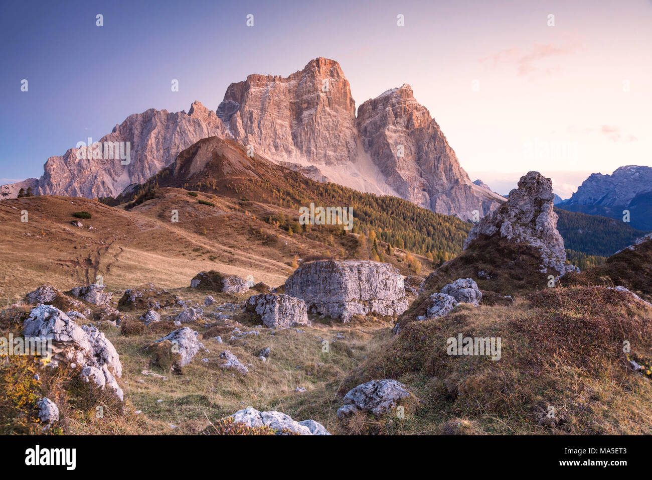 Pelmo und pelmetto als vom Col Roan, Dolomiten, Borca di Cadore, Belluno, Venetien, Italien gesehen Stockfoto