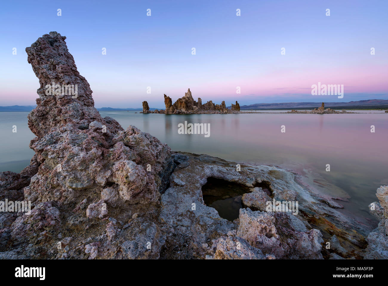 Dämmerung am Mono Lake Tuffstein State Natural Reserve, Mono County, Lee Vining, Kalifornien, USA Stockfoto