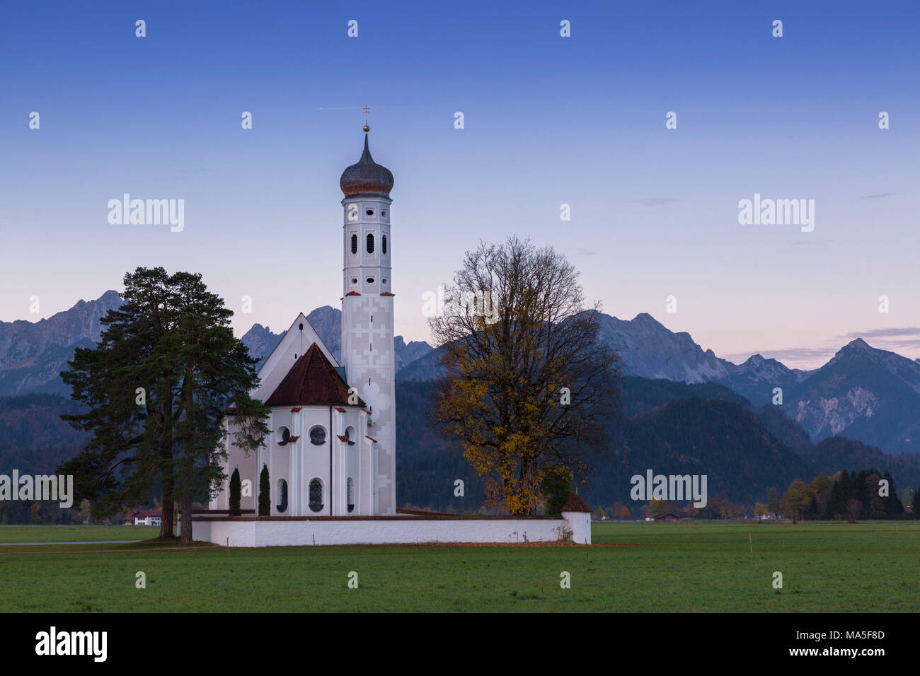 Sonnenaufgang auf dem Hl. Coloman Kirche umgeben von Wäldern. Schwangau, Füssen, Bayern, im Südwesten von Bayern, Deutschland, Europa. Stockfoto