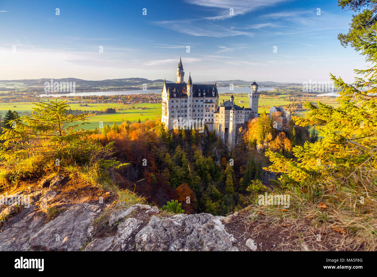 Schloss Neuschwanstein im Herbst bei Sonnenuntergang. Schwangau, Füssen, im Südwesten von Bayern, Bayern, Deutschland, Europa Stockfoto