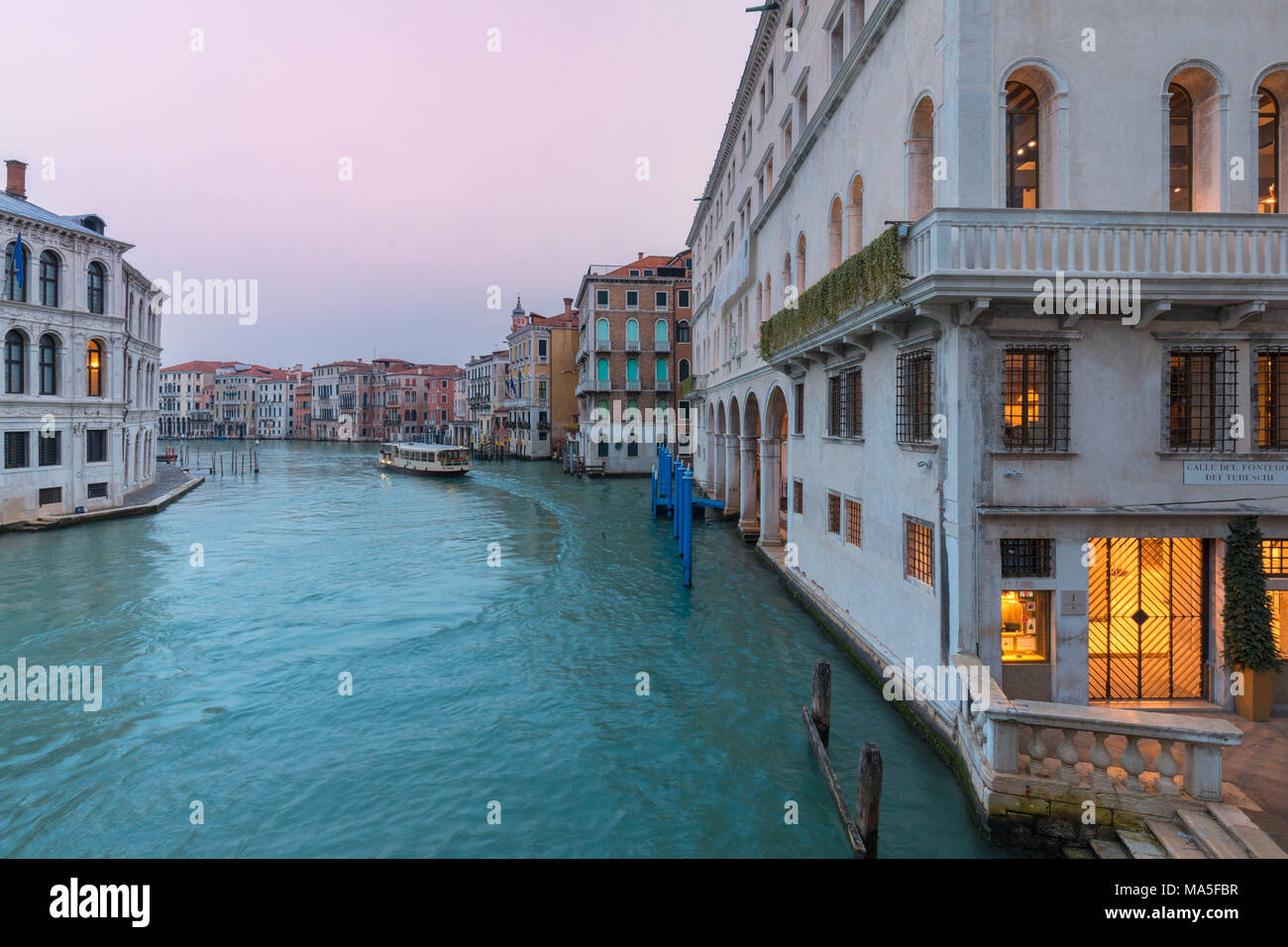 Der Canal Grande von der Rialto Brücke, Venedig, Venetien, Italien Stockfoto