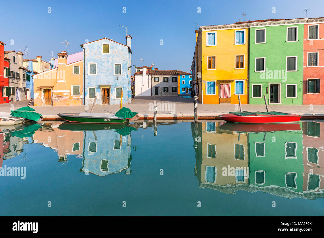 Bunte Häuser in Burano im Wasser, Kanal, Venedig, Venetien, Italien wider Stockfoto