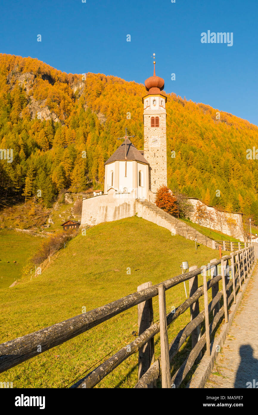 Ein Blick auf die alpine Kirche der Madonna di Senales im Herbst. Senales Valley,, Bozen, Südtirol, Italien, Europa Stockfoto