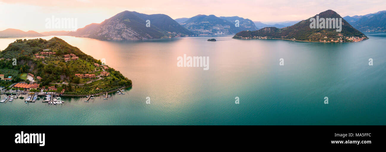 Luftaufnahme von Iseo See bei Sonnenuntergang, Provinz Brescia, Lombardei, Italien. Stockfoto