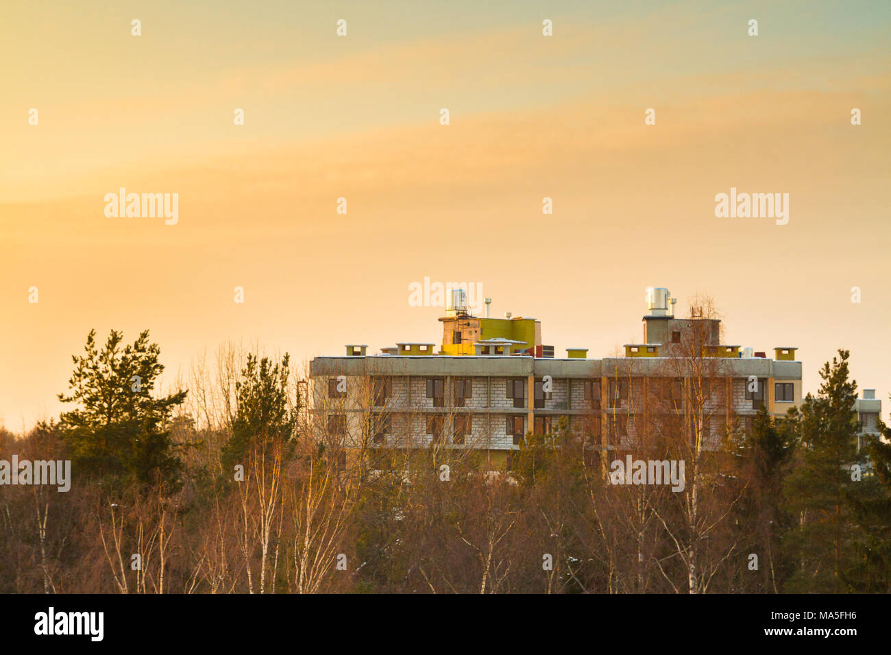 Haus im Bau in der letzten Phase bei Sonnenuntergang Stockfoto