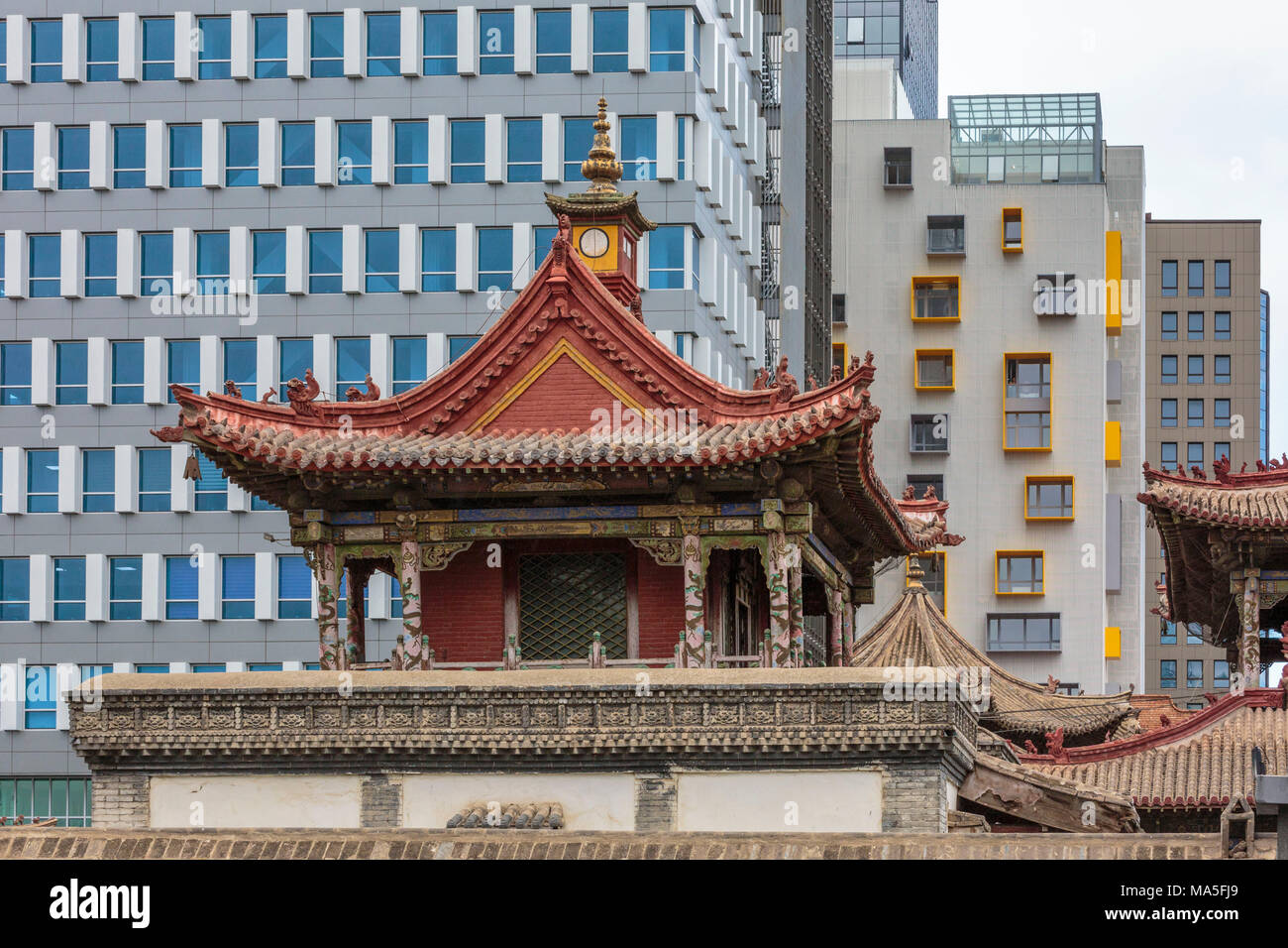 Choijin Lama Tempel und neue Gebäude im Hintergrund. Ulan Bator, Mongolei. Stockfoto