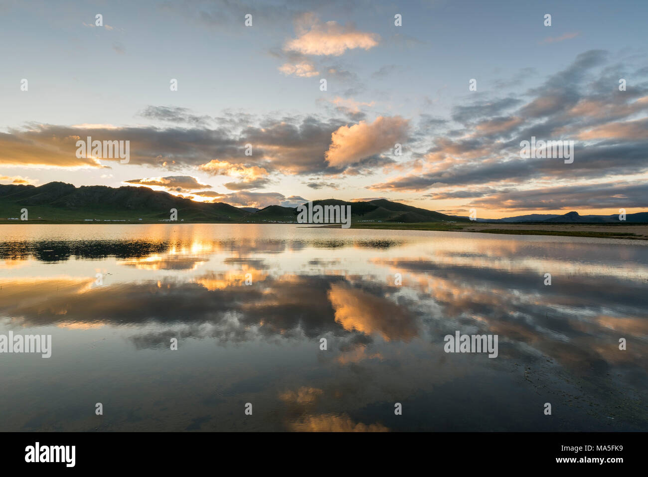 Sonnenaufgang am Weißen See. Proletariats Bezirk,Hangay Provinz der Mongolei. Stockfoto