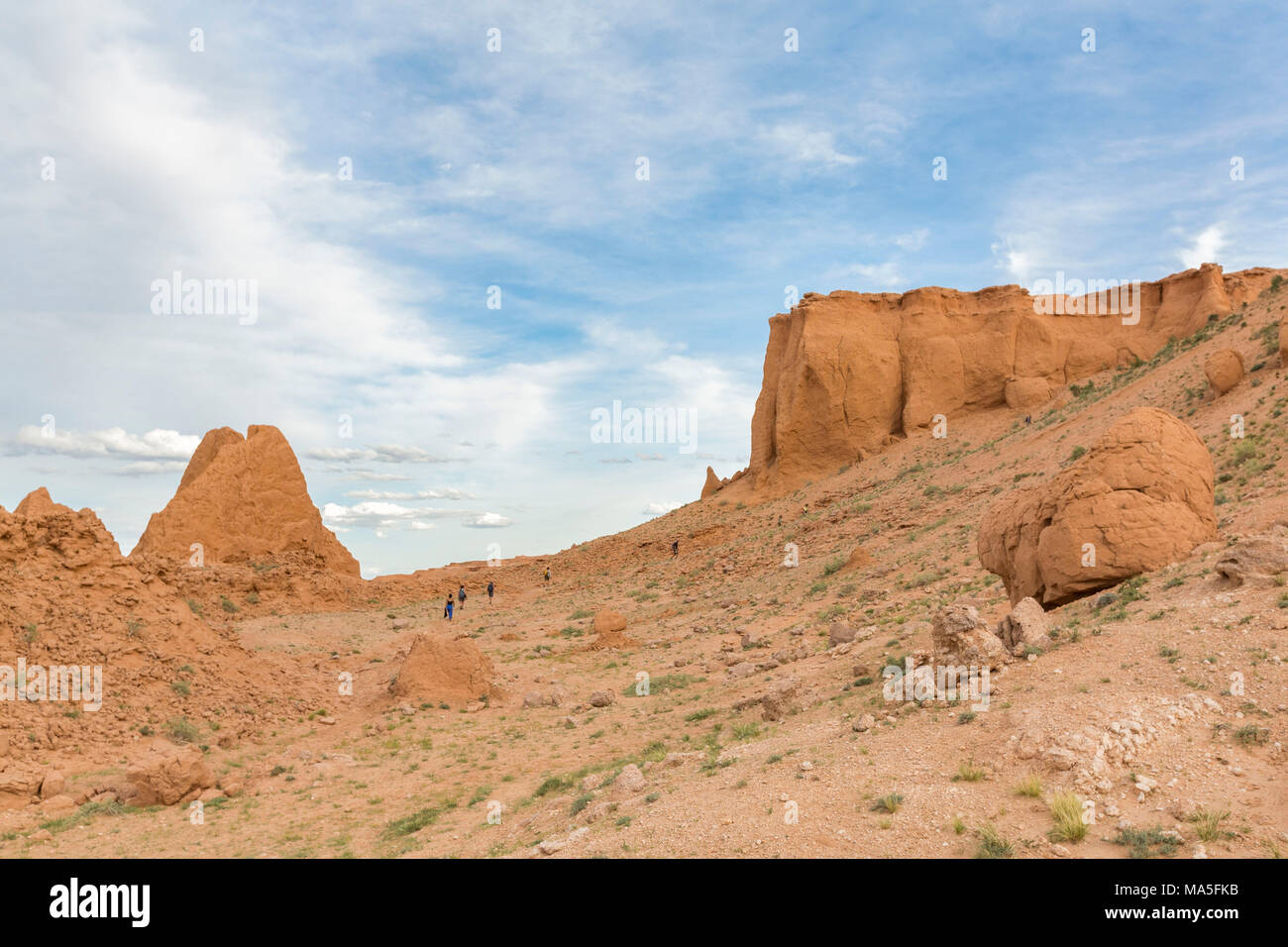 Menschen bei Flaming Cliffs, Provinz Bajanzag, South Gobi, Mongolei. Stockfoto