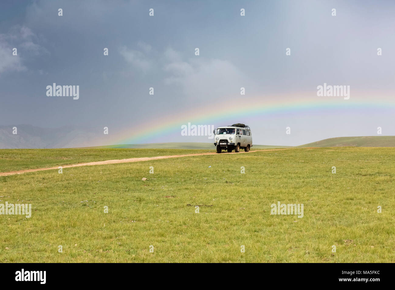 Rainbow und sowjetischen Fahrzeug in der mongolischen Steppe. Ovorkhangai Provinz der Mongolei. Stockfoto