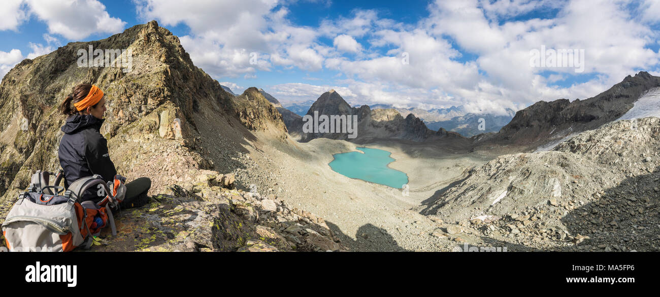 Panoramablick von Wanderer in Lej Lagrev im Sommer, Silvaplana, Graubünden, Engadin, Schweiz Stockfoto