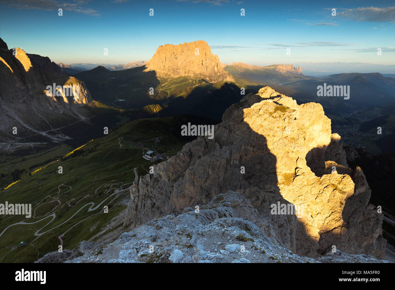Einen schönen Sonnenaufgang auf der Cir-Peak auf das Grödnerjoch, Gröden, Provinz Bozen, Südtirol, Trentino Alto Adige, Italien Stockfoto
