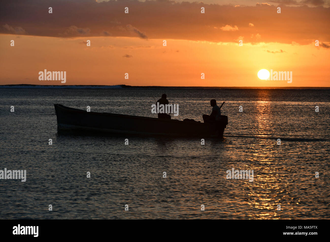 Sonnenuntergang mit kleinen Fischerboot, Mauritius (Mauritius) Stockfoto
