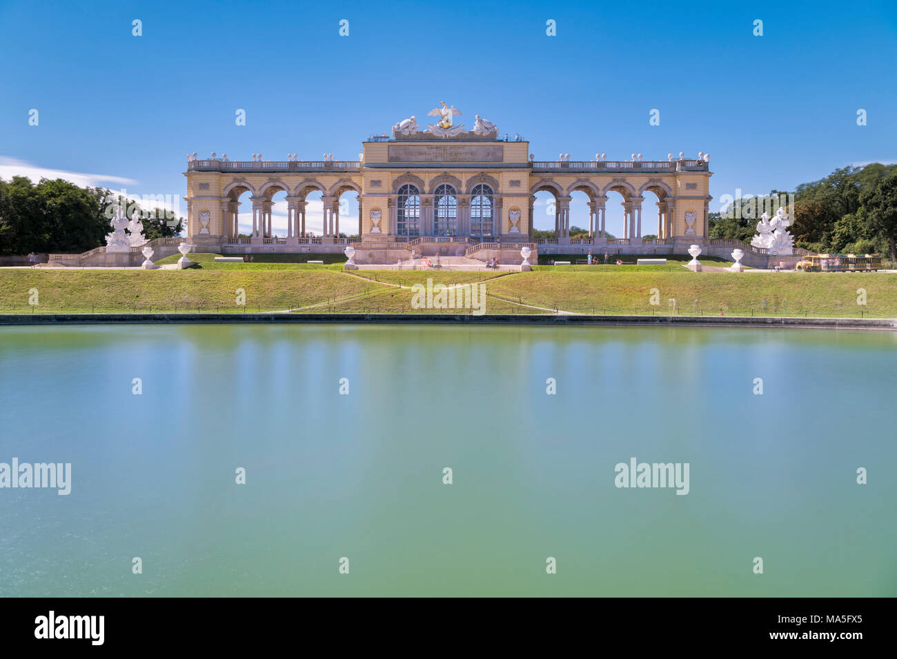 Wien, Österreich, Europa. Die Gloriette in der Gartenanlage von Schloss Schönbrunn Stockfoto