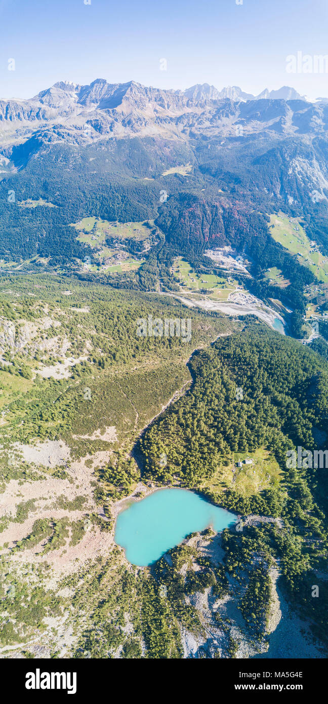 Panoramablick auf den Lago Lagazzuolo von Drohne, Chiesa In Valmalenco, Provinz von Sondrio, Valtellina, Lombardei, Italien Stockfoto