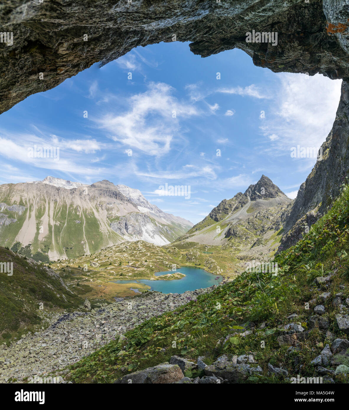 Panoramablick auf die türkisfarbene See und felsigen Gipfeln, Crap Alv Lejets, Albula, Kanton Graubünden, Schweiz Stockfoto