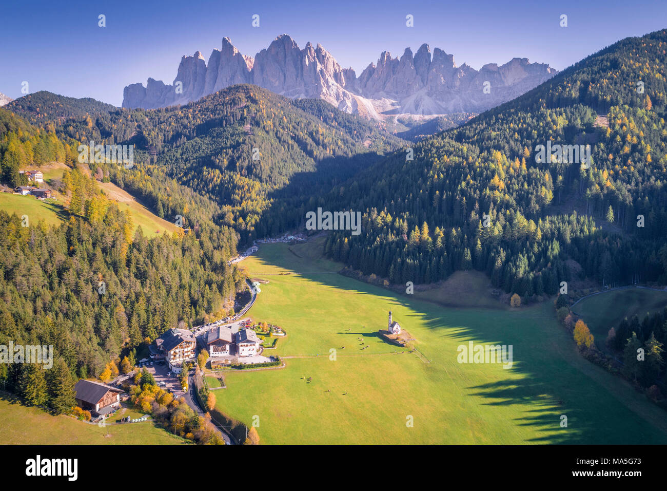 Funes Tal mit San Giovanni ranui Kirche. Naturpark Puez Geisler, Südtirol, Italien Stockfoto