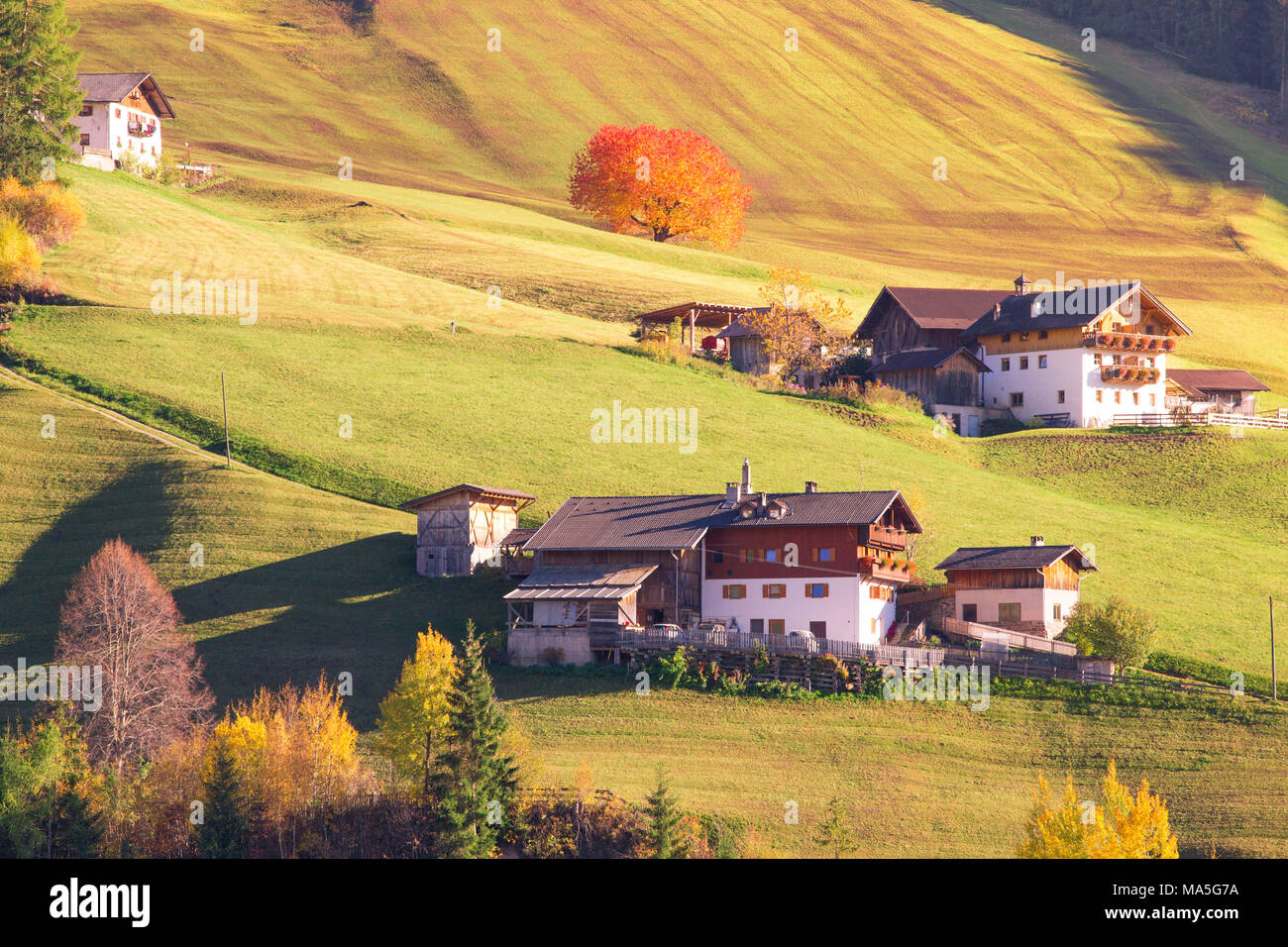 Kleines Bergdorf in Das Villnösser Tal, Naturpark Puez-Geisler Naturpark, Südtirol, Italien Stockfoto